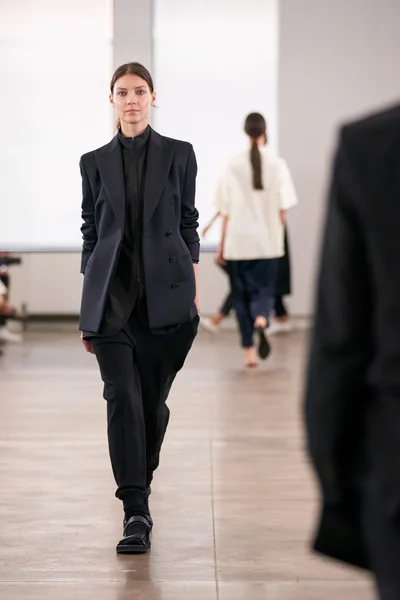 Look 16
